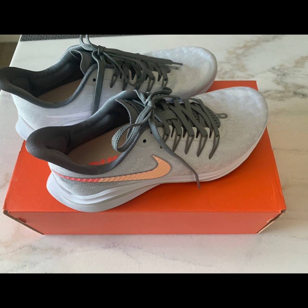 Women’s Nike Air Zoom sneaker size 8